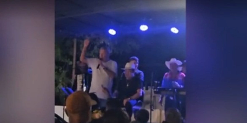 Prefeito de Cantagalo xinga público em palco de evento na cidade - Reprodução