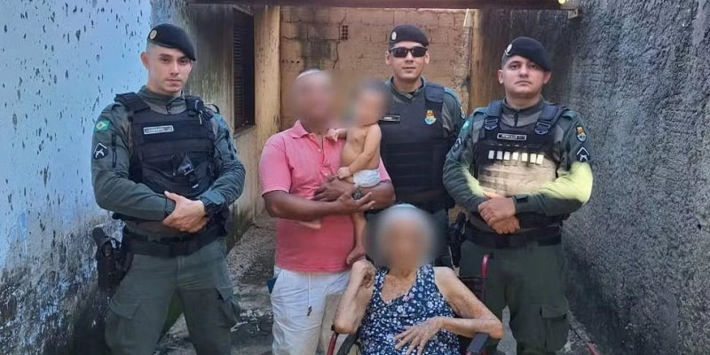 Idosa de 89 anos engasgada é salva por policiais com manobra de Heimlich, em Fortaleza - PMCE/Reprodução