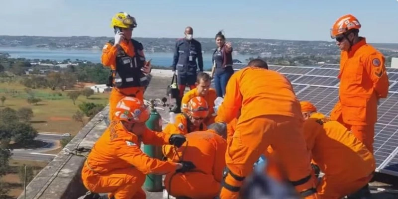 Homem foi socorrido por bombeiros, mas não resistiu - Divulgação/CBMDF