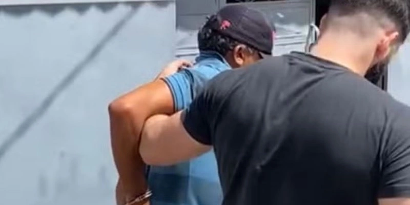 Homem suspeito de arremessar panela de pressão e frigideira em direção à mulher foi preso na tarde desta terça-feira (16) - Polícia Civil