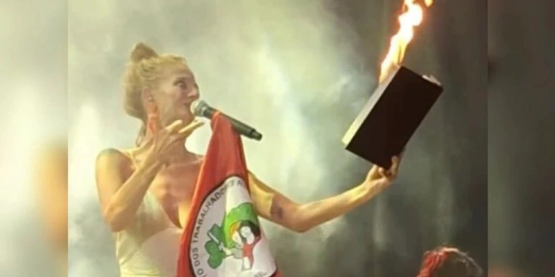 Cantora negou que livro pegando fogo seja a Bíblia - Reprodução/Vídeo redes sociais