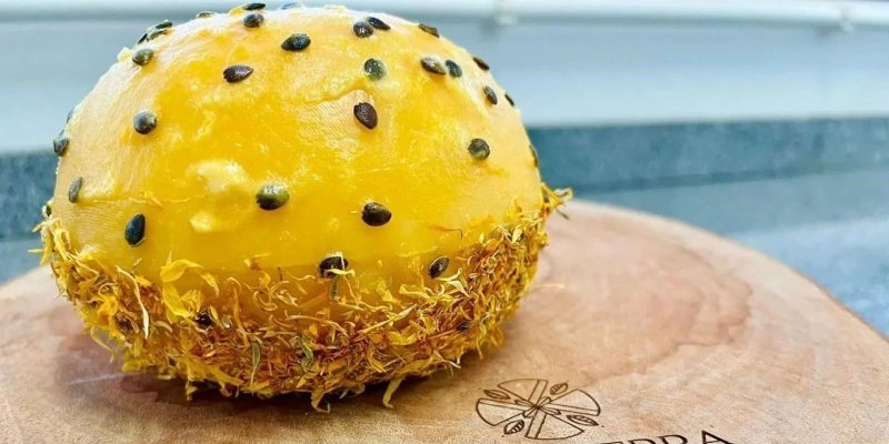 Queijo Passionata, produzido no oeste do Paraná, é maturado com infusão de maracujá e tem sementes na casca. - Divulgação