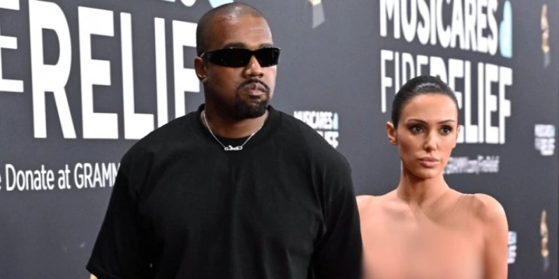 Bianca Censori, esposa de Kanye West, marca presença no tapete vermelho do Grammy 2025 com look polêmico - Reprodução