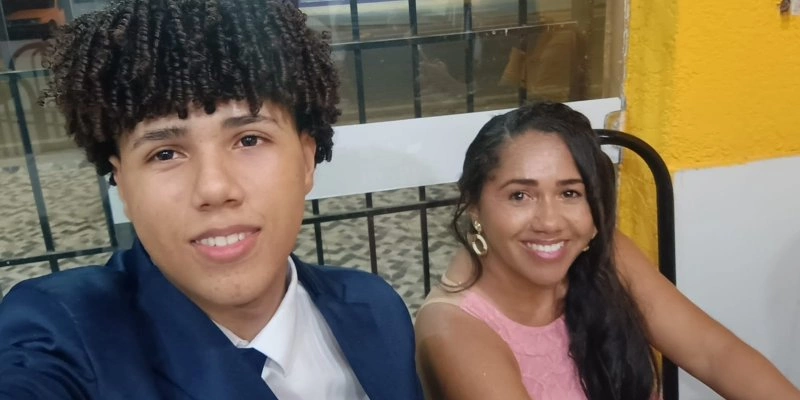 Alyson Rhyan Perônico e a mãe Maria Cristina Perônico - Reprodução