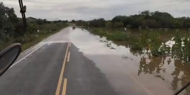 Chuva deixa rodovia alagada no Vale do Piancó - Redes Sociais