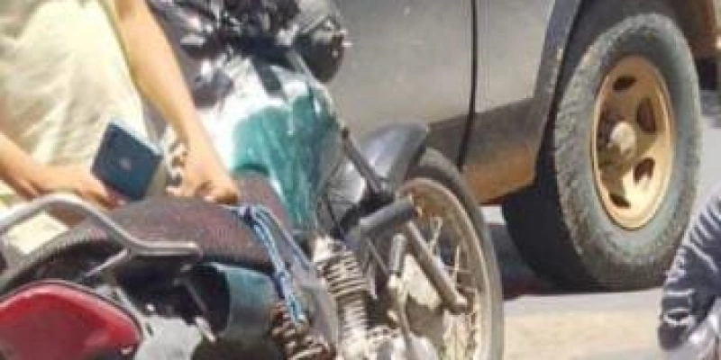 Moto colidiu com a traseira do carro - Reprodução