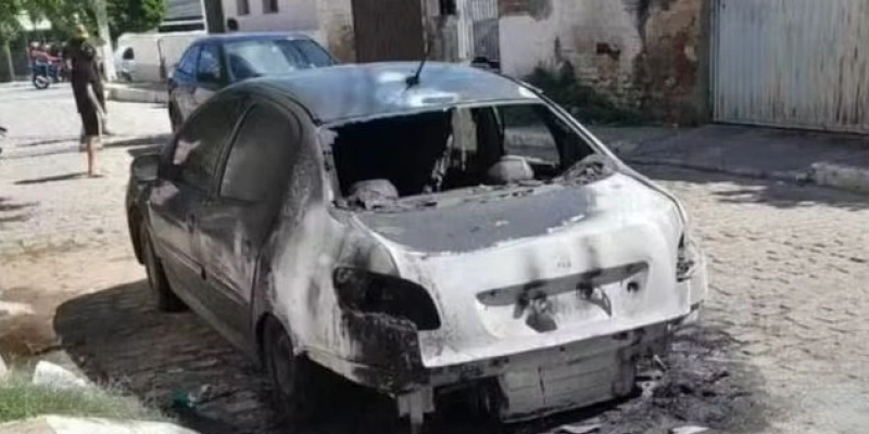 Veículo após ter sido incendiado por suspeitos - TV Cabo Branco/Reprodução
