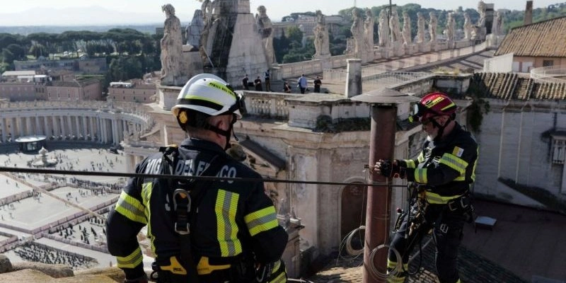 Os trabalhadores fixaram um cano cor de ferrugem acima das telhas da Capela Sistina, do século 15, conhecida por seus afrescos de Michelangelo. - Divulgação/Vaticano