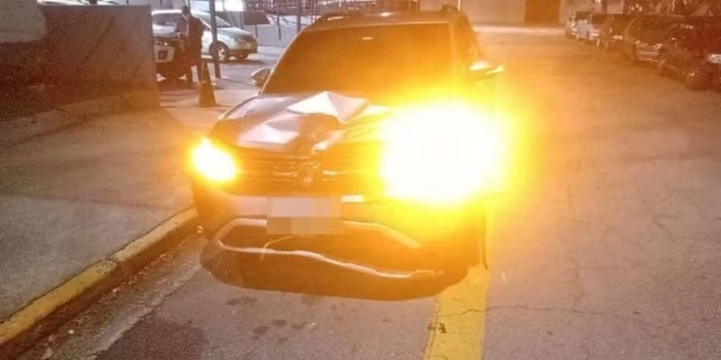 Carro em que o padre estava ficou danificado na frente - Divulgação/Polícia Civil