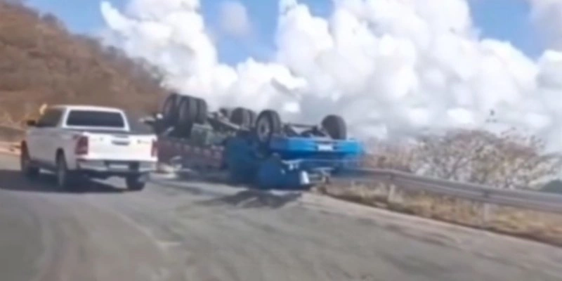 Caminhão tomba e deixa duas vítimas na Serra do Teixeira - Redes sociais 