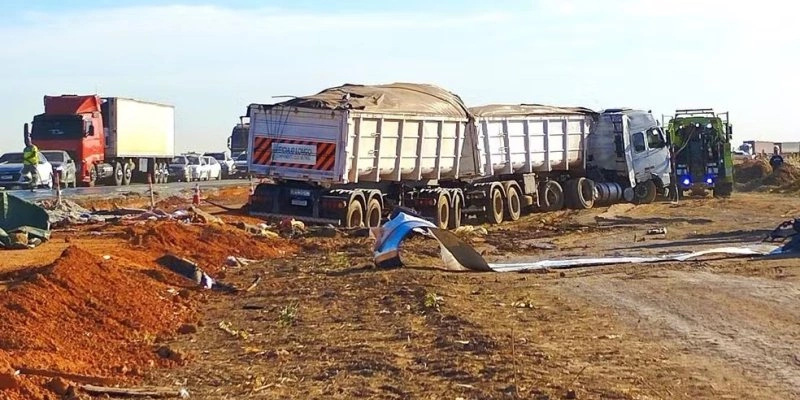 Acidente entre carreta e ônibus na BR-163, em Lucas do Rio Verde. - Cesar Torres