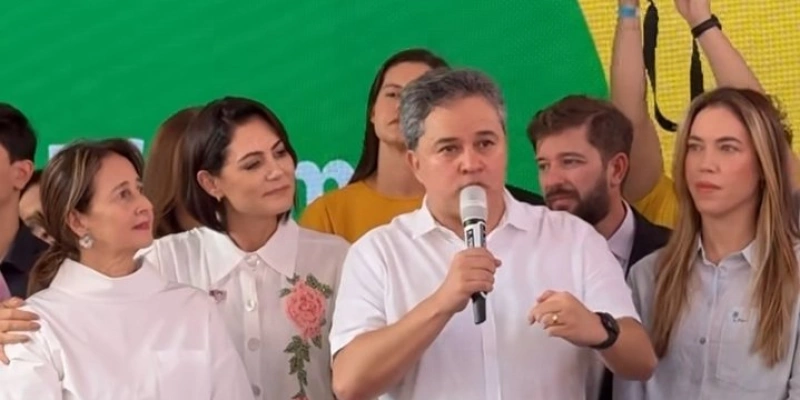 Efraim ao lado de Michele Bolsonaro - Reprodução/Instagram 