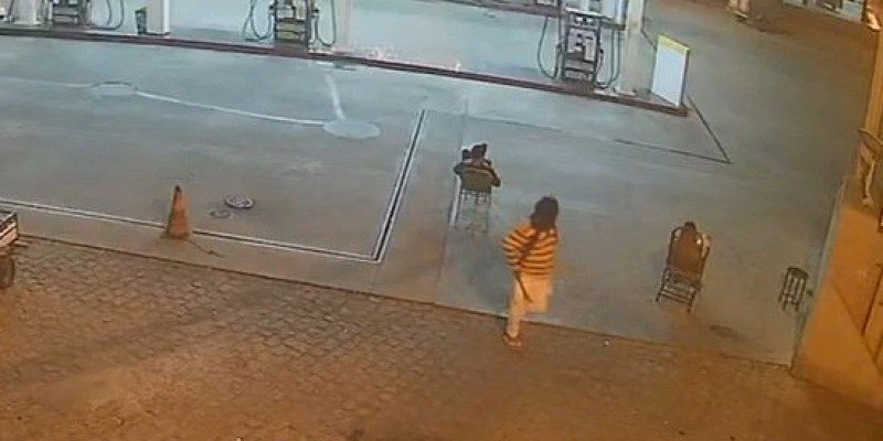 Homem com tornozeleira eletrônica assalta posto de combustível com facão em Piancó - Câmeras de segurança