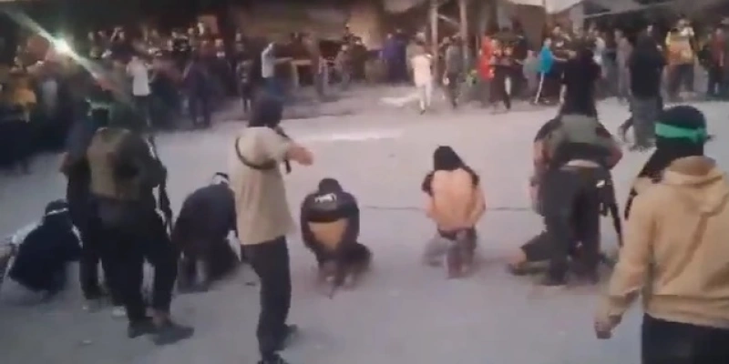 Vídeos de execuções públicas foram divulgadas em redes ligadas ao Hamas - Frame de vídeo / X