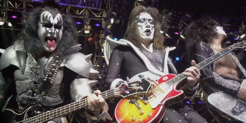 Gene Simmons, Ace Frehley e Paul Stanley tocam em show de despedida do Kiss, em 2000 - Paul Warner/AP