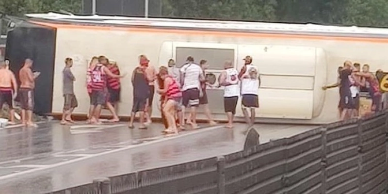 Ônibus com torcedores do Flamengo capota a caminho de Buenos Aires. - Reprodução/X Flazoeiro