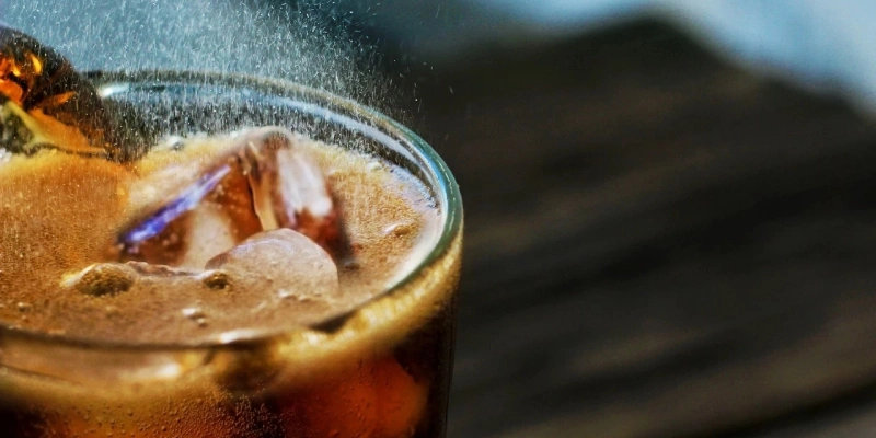 Mulher é suspeita de levar refrigerante envenenado para o trabalho - Pixabay