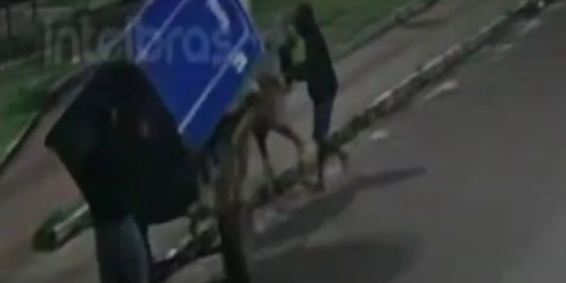 Dupla furta banheiro químico em Aracaju (SE) - GMA