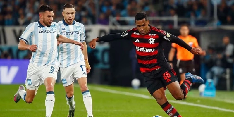 Alex Sandro - Racing x Flamengo - Libertadores 2025 - Marcos Brindicci/Getty Images