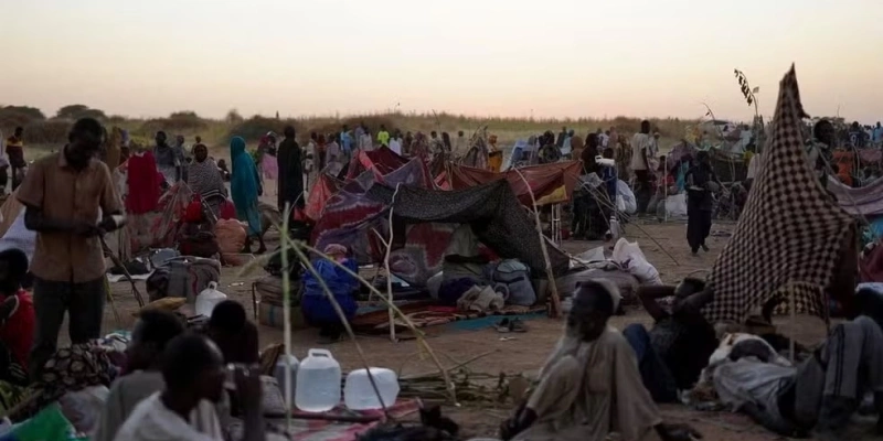 Moradores da cidade sudanesa de El-Fashir acampam em fuga após rebeldes do RSF tomarem a cidade, em 27 de outubro de 2025. - Mohammed Jamal/ Reuters