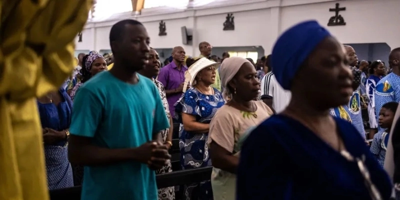 Católicos nigerianos reunídos para uma missa na Igreja da Assunção em Lagos. - Olympia de Maismont/AFP