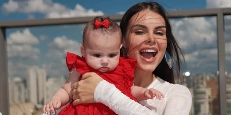 Amanda kKmberlly e a pequena Helena - Reprodução/Redes sociais