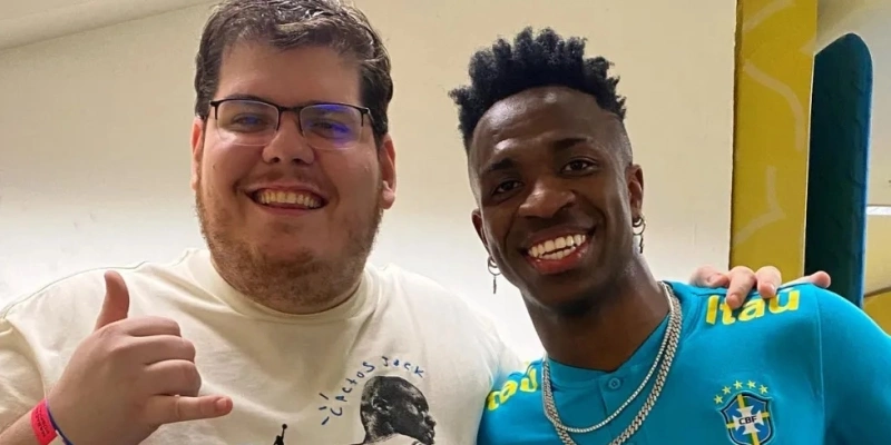 Casimiro MIguel com Vini Jr. - Reprodução