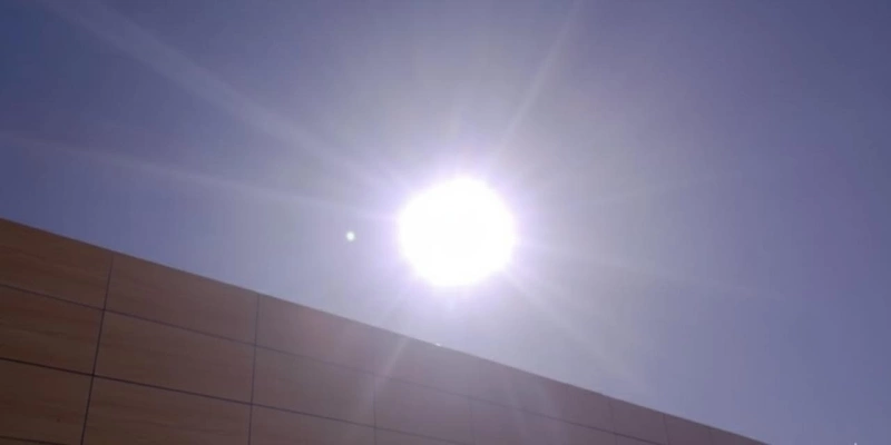 Dados oficiais apontam que temperatura atingiu entre 39,5°C e 40,0°C. Já aplicativos mostraram sensação térmica de até 43°C. - Milton Jr./DOL