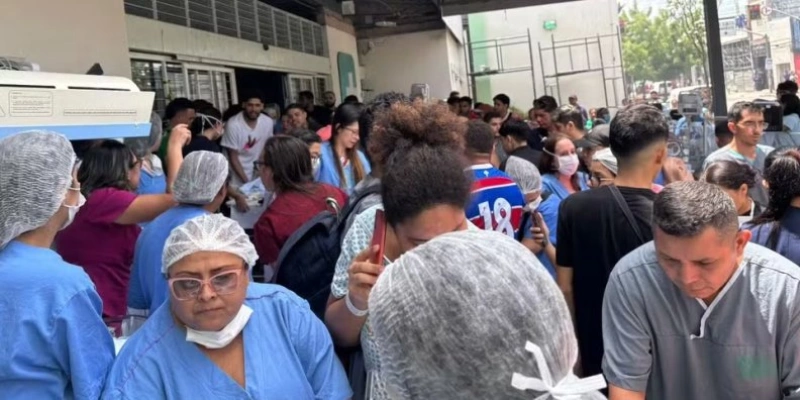 Pacientes, bebês e funcionários são retirados do Hospital Dr. César Cals durante incêndio - TV Verdes Mares/Reprodução