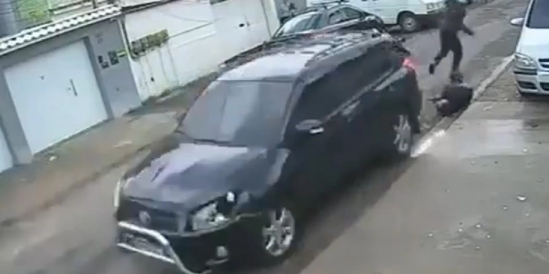 Ladrões tentaram roubar o carro, mas o motorista reagiu e atropelou os dois - Reprodução/Redes sociais