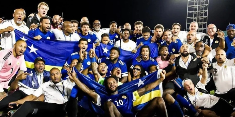 Seleção de Curaçao comemora vaga inédita na Copa do Mundo - Reprodução/ @thebluewaveffk