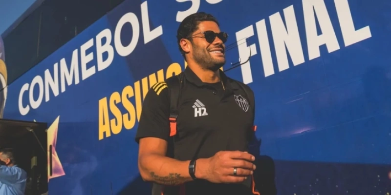 Hulk em chegada ao Paraguai para final da Sul-Americana - Pedro Souza / Atlético