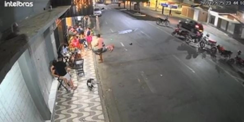 Homem é internado em estado grave após ser empurrado e bater a cabeça no chão, em Itaporanga  - Câmeras de segurança 