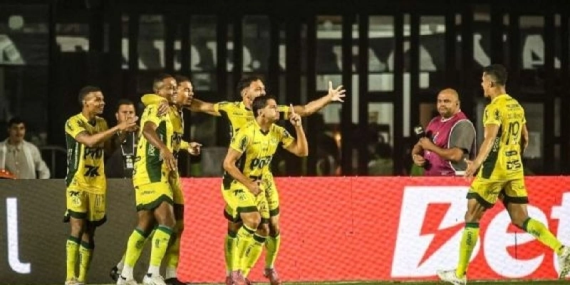 Jogadores do Mirassol comemoram gol de Renato Marques contra o Vasco - Thiego Mattos/Pera Photo Press/Gazeta Press
