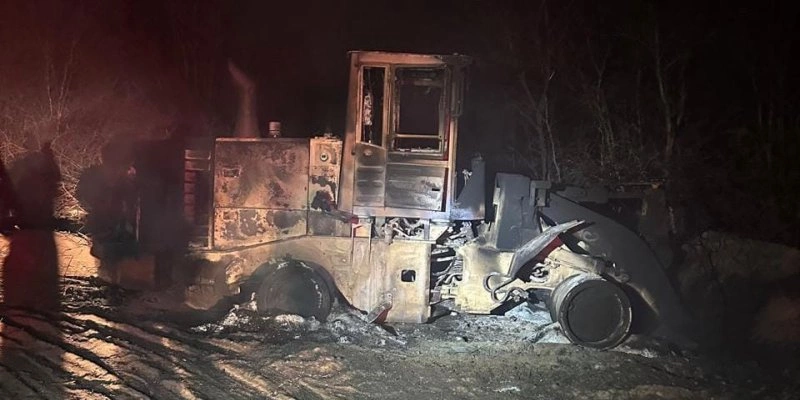 Máquina carregadeira da Prefeitura de São José de Caiana é incendiada - Redes Sociais