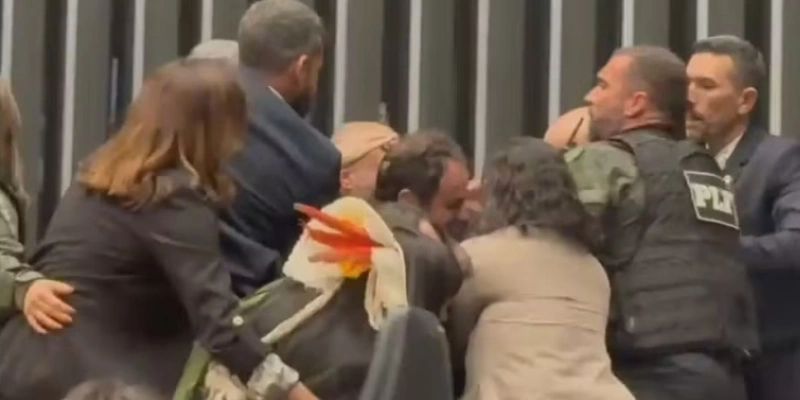 Momento em que policiais legislativos retiram Glauber Braga à força da Mesa Diretora da Câmara - Reprodução
