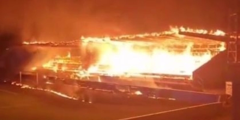 Estádio do FC Haka, da Finlândia, em chamas - Reprodução/X/@Ultramaniatics