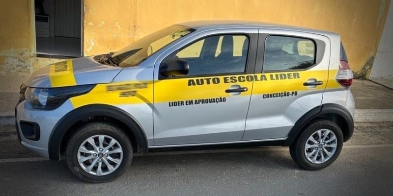 Carro da autoescola Lider - Reprodução/Instagram 