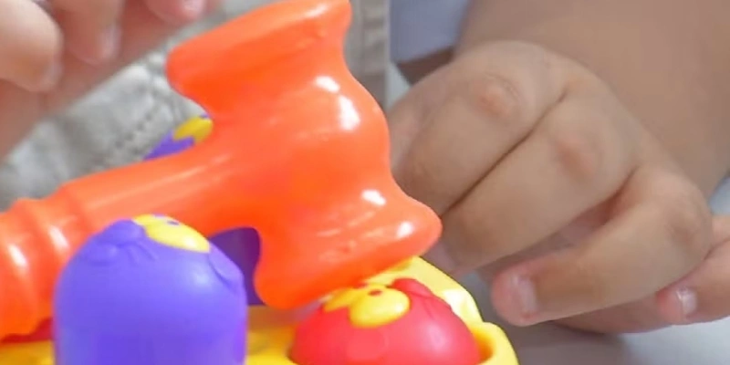 Mãos de criança brincando - Reprodução/TV Anhanguera