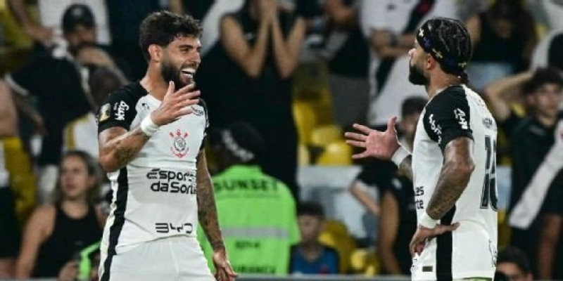 Yuri Alberto e Memphis Depay comemoram gol do Corinthians na final - Pablo PORCIUNCULA / AFP via Getty Images
