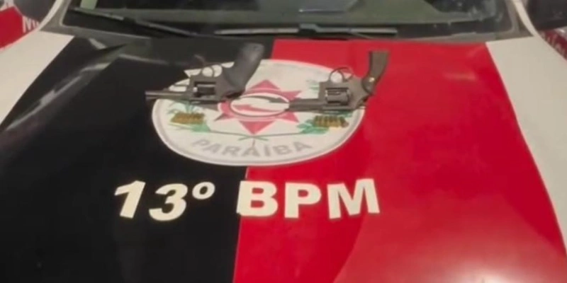 Na ação, dois revólveres calibre 38 foram apreendidos - Polícia Militar 