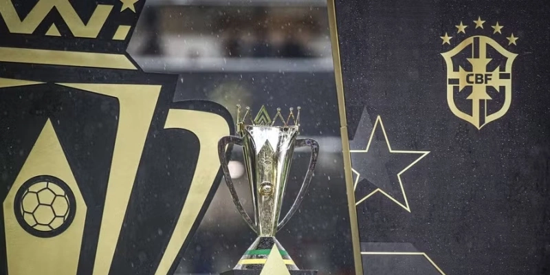 Taça que será entregue ao campeão da Supercopa do Brasil - MARCOS JÚNIOR/CBF