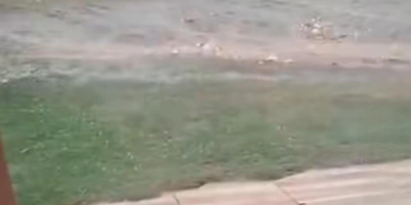 Nas imagens, é possível ver o granizo espalhado pelo chão, evidenciando a intensidade momentânea da instabilidade climática. - Reprodução