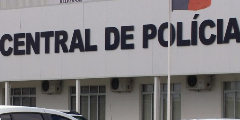 Mulher se entrega à polícia após matar companheiro a pauladas em Bayeux - Reprodução/TV Correio