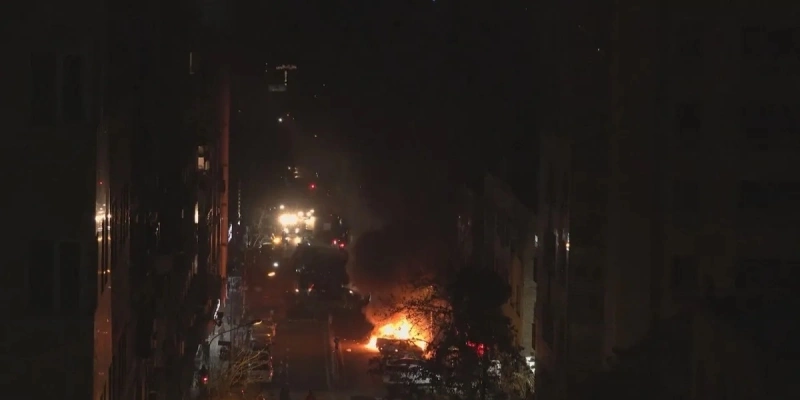 Veículos em chamas durante protestos antigovernamentais no Irã no dia 8 de janeiro - WANA VIA REUTERS