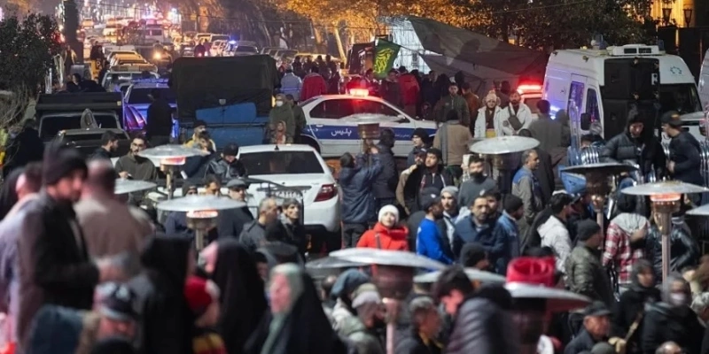 Protestos nas ruas de Teerã, capital do Irã - NurPhoto via Getty Images