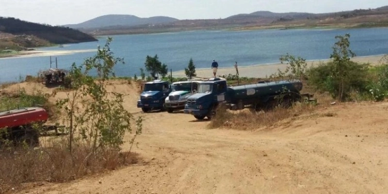 Carros-pipa retirando água do açude de Boqueirão - Reprodução