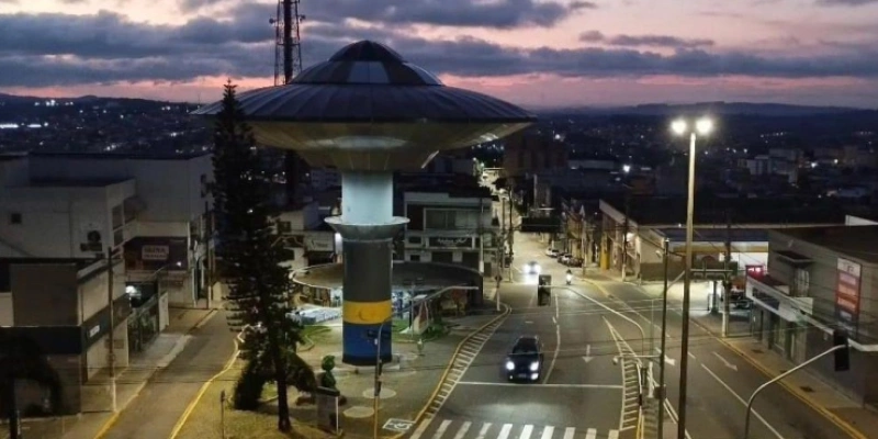 Desde 2003, a cidade de Varginha tem a Nave do ET, um enorme reservatório d’água suspensa que faz alusão ao caso. - Divulgação/Prefeitura de Varginha