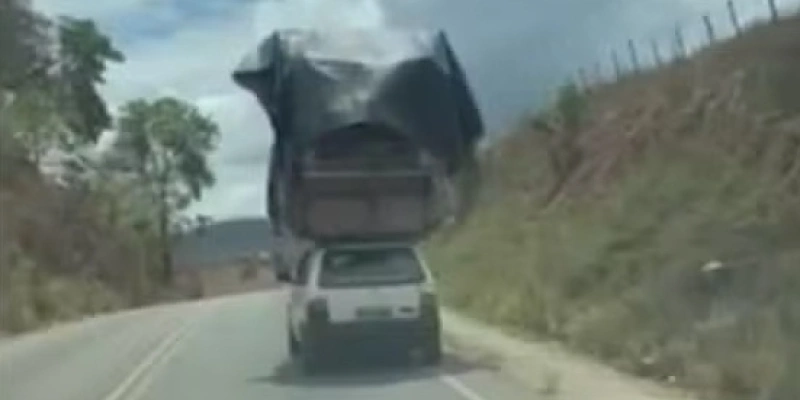 Carro com carga excessiva é flagrado em rodovia da Paraíba, entre as cidades de Guarabira e Cuitegi - TV Cabo Branco/Reprodução