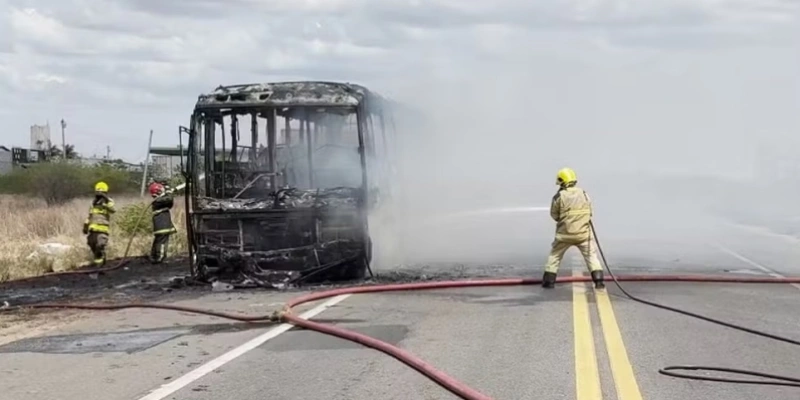 Ônibus é destruído por incêndio no início da tarde e mobilizou bombeiros em Sousa - Reprodução / TV Paraíba